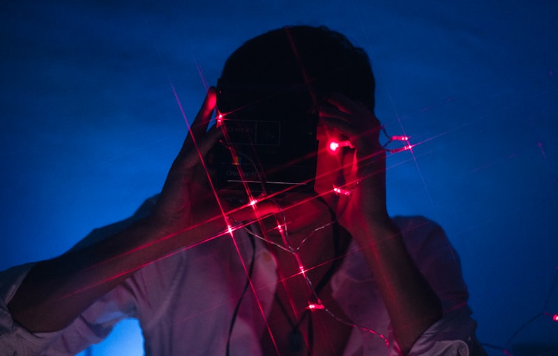 man in white crew neck t-shirt