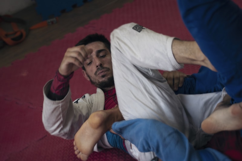 man in white crew neck t-shirt lying on red carpet