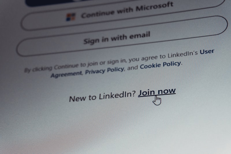 Linkedin login screen with join now option