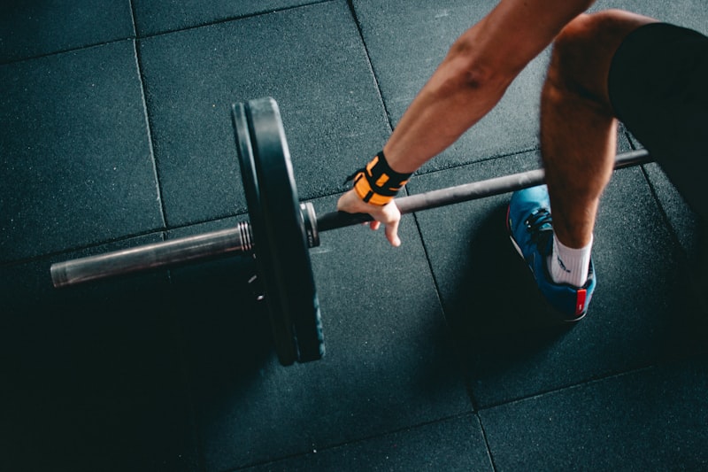man holding black barbell